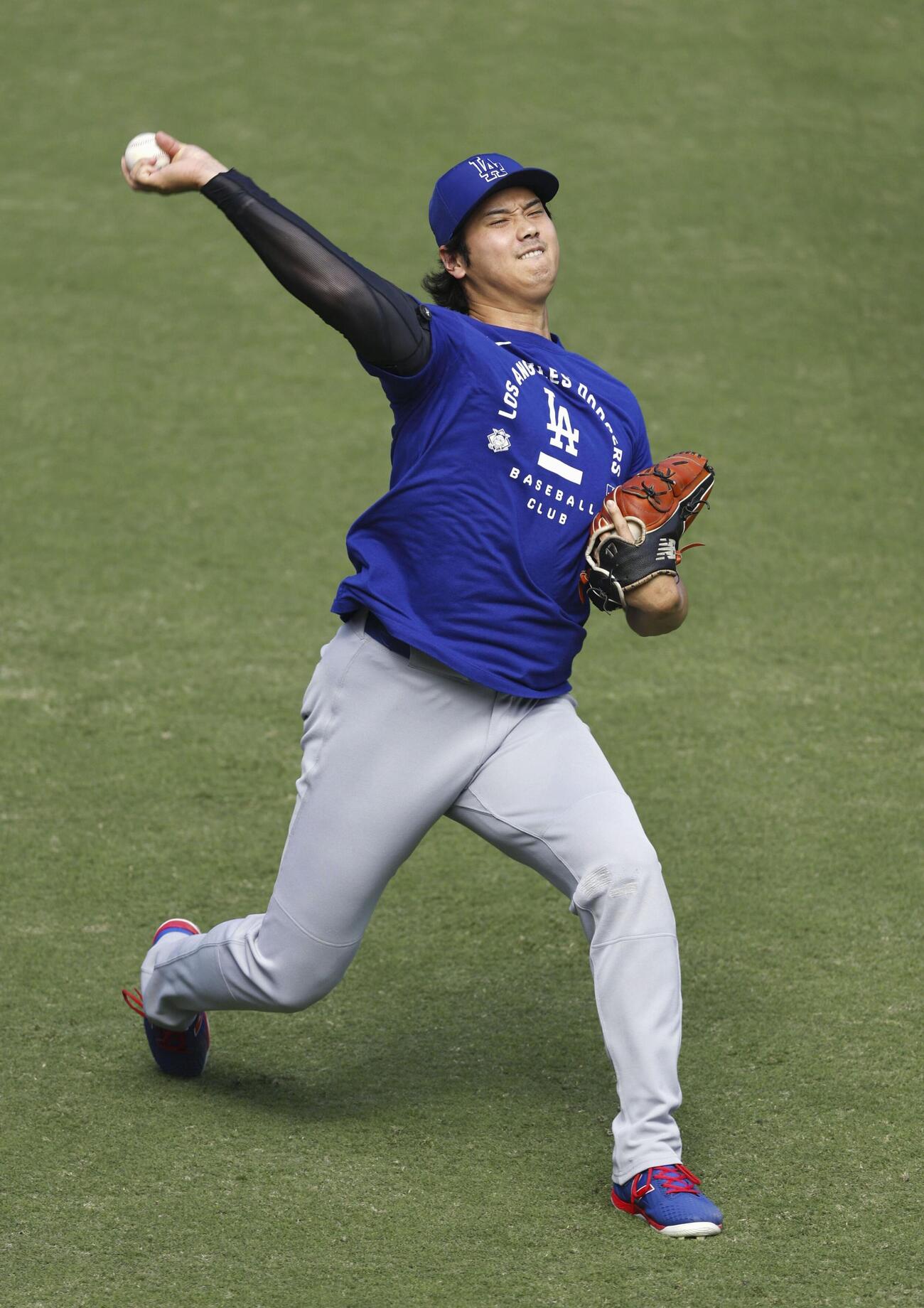 試合前に調整するドジャース・大谷＝サンディエゴ（共同）