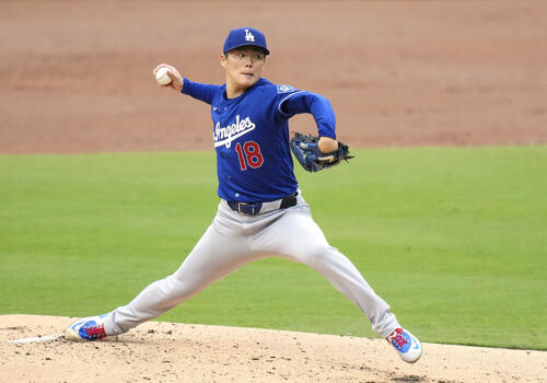 練習中に笑顔を見せるドジャース・大谷＝サンディエゴ（共同）