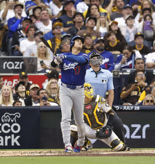 パドレス戦の5回、左飛に倒れるドジャース・大谷=サンディエゴ(共同)