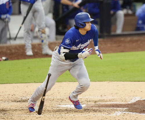 パドレス戦の6回、右前打を放つドジャース大谷翔平(共同)