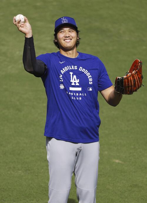 試合前に調整するドジャース・大谷＝サンディエゴ（共同）