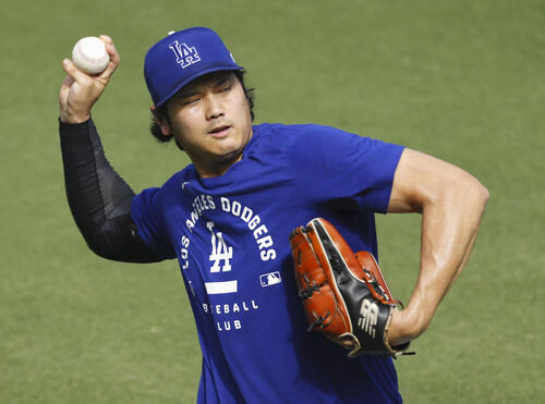 試合前に調整するドジャース・大谷＝サンディエゴ（共同）