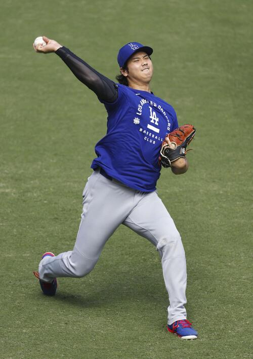 試合前に調整するドジャース・大谷＝サンディエゴ（共同）