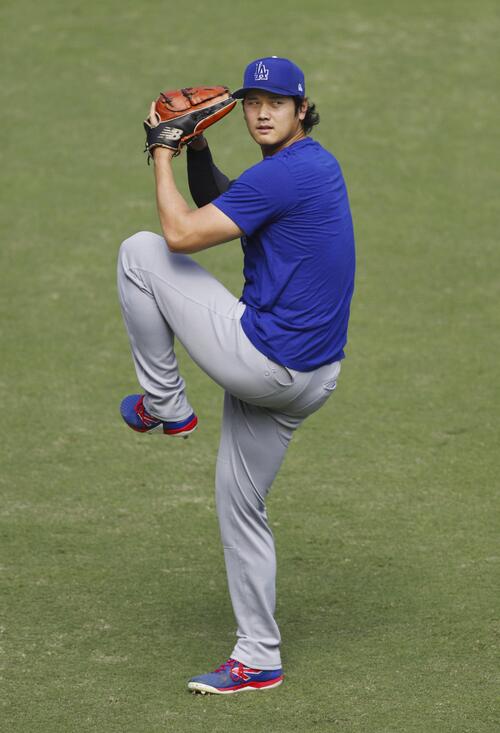 試合前に調整するドジャース・大谷＝サンディエゴ（共同）