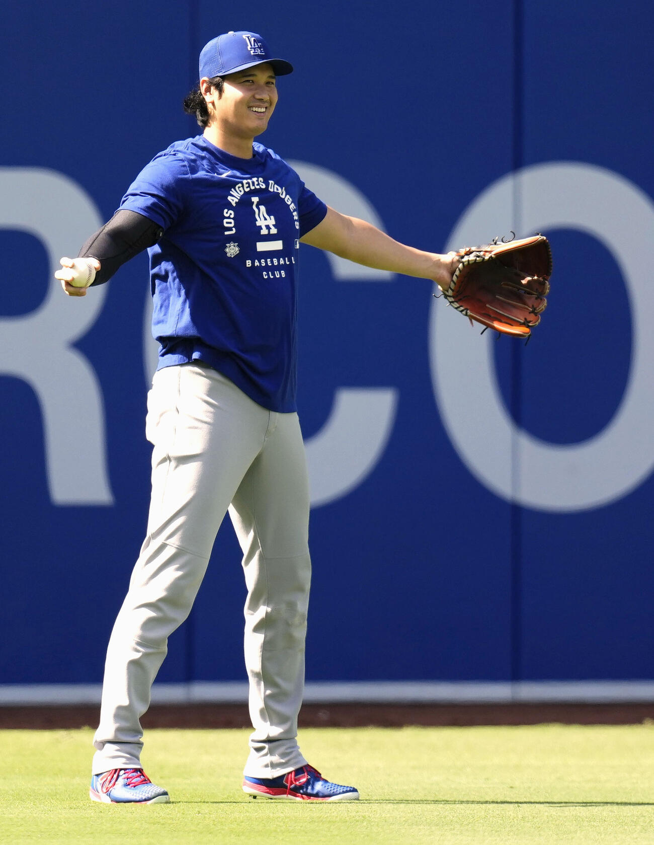 練習中に笑顔を見せるドジャース・大谷＝サンディエゴ（共同）