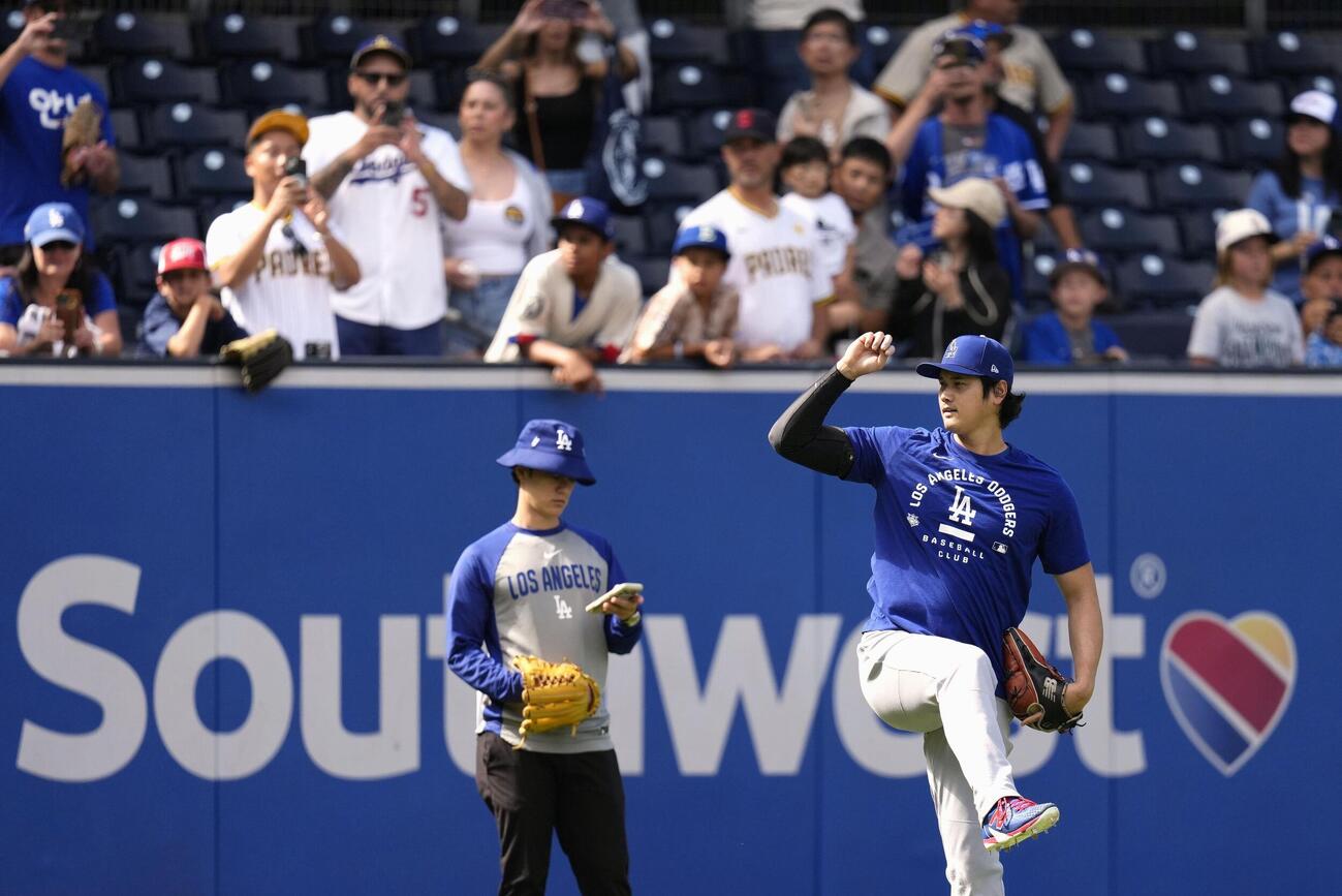 練習するドジャース・大谷＝サンディエゴ（共同）