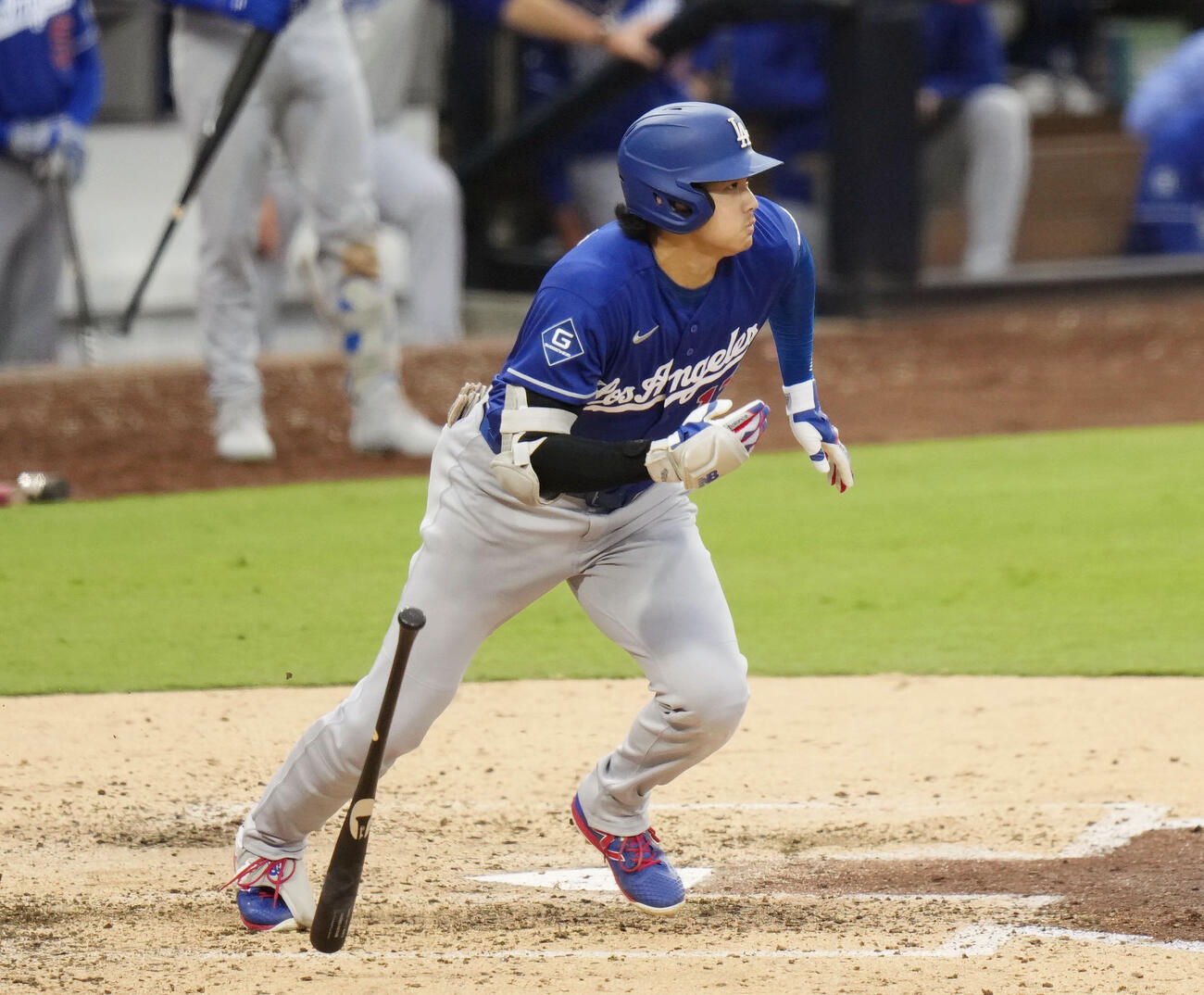パドレス戦の6回、右前打を放つドジャース大谷翔平（共同）