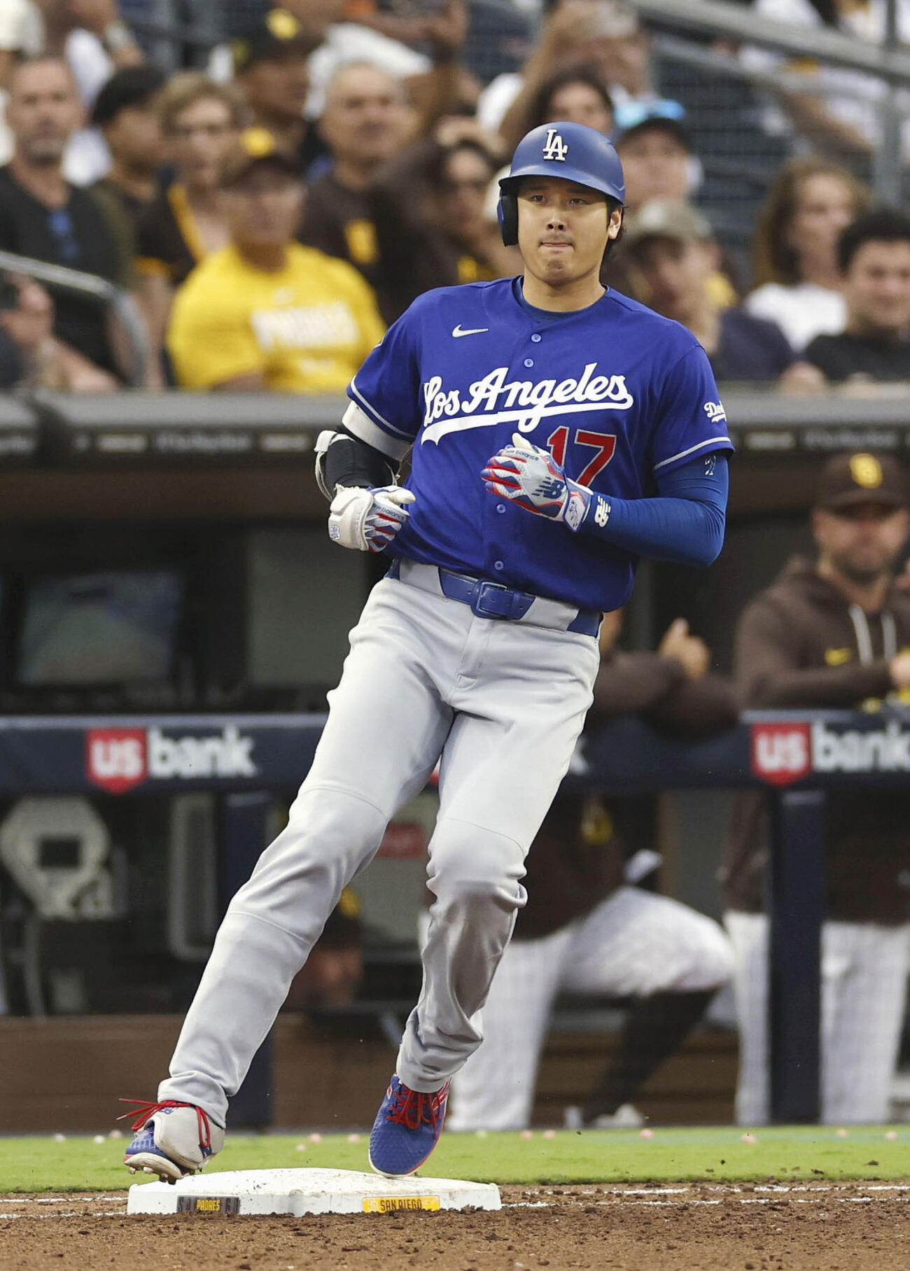 パドレス戦の6回、右前打を放ったドジャース大谷翔平（共同）