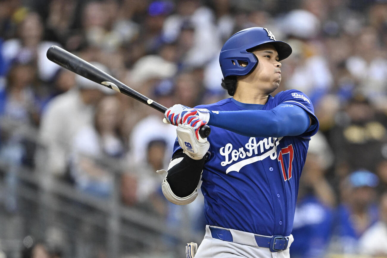 パドレス戦の6回、痛烈な右前安打を放ったドジャース大谷翔平（ロイター）