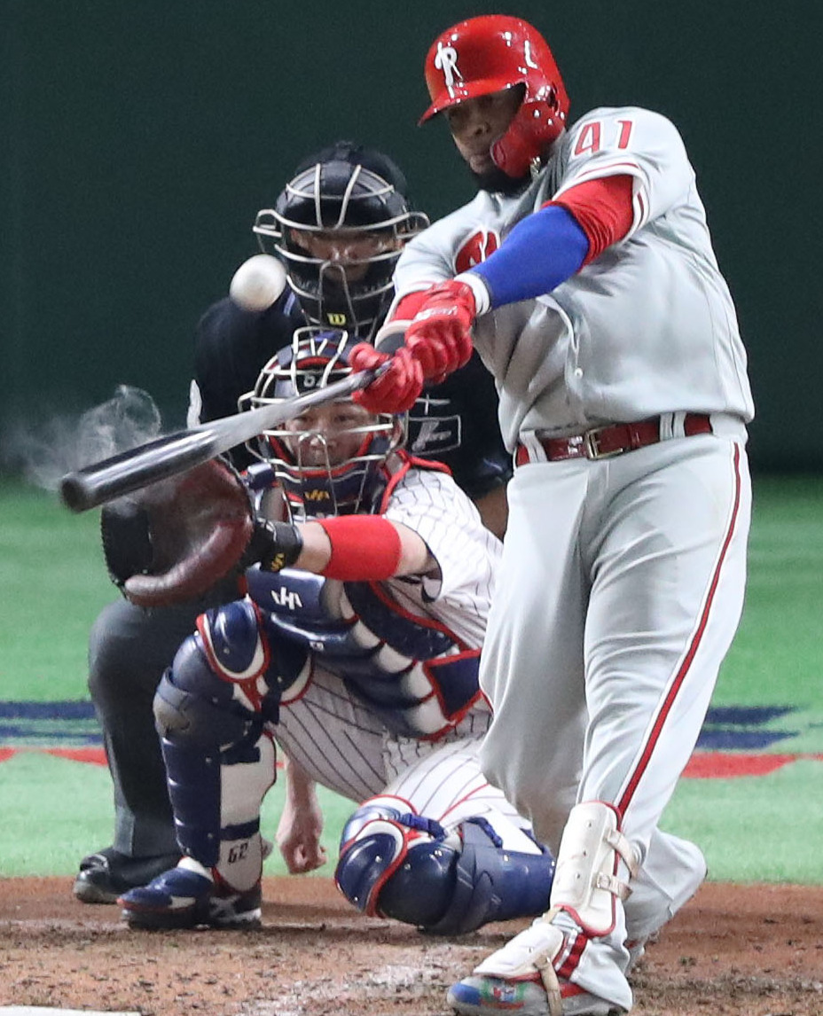 日本対MLB　3ランを放つカルロス・サンタナ（2018年11月9日）