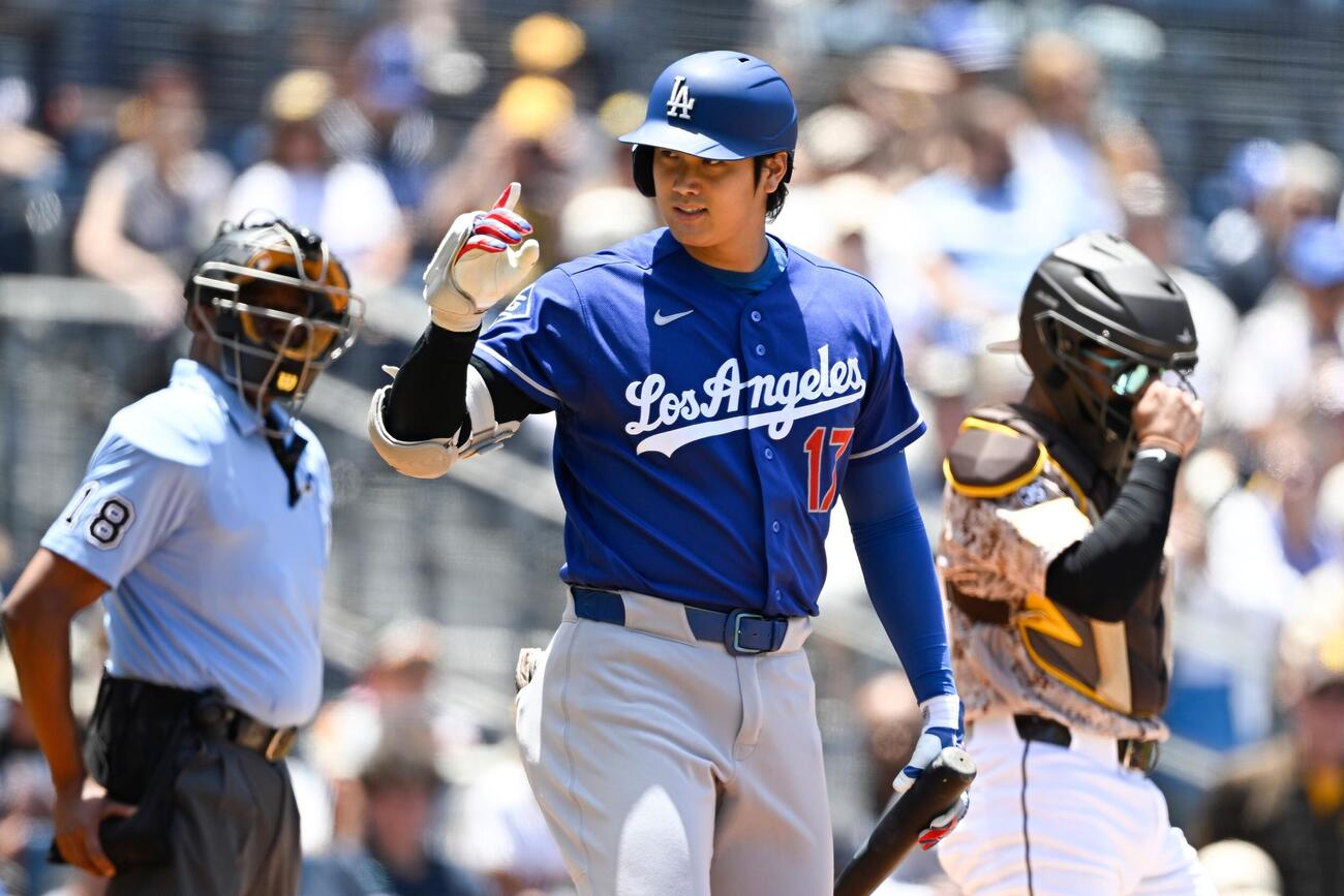 1回、相手ベンチにあいさつして打席に入るドジャース大谷(AP)