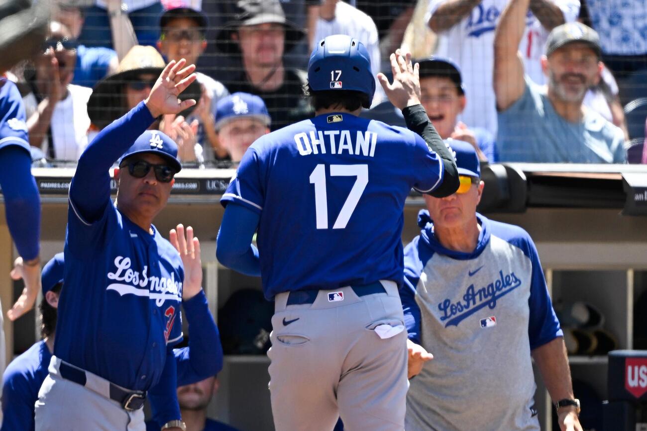 5回に生還しロバーツ監督に迎えられるドジャース大谷(AP)