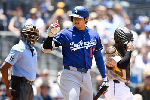 1回、相手ベンチにあいさつして打席に入るドジャース大谷(AP)