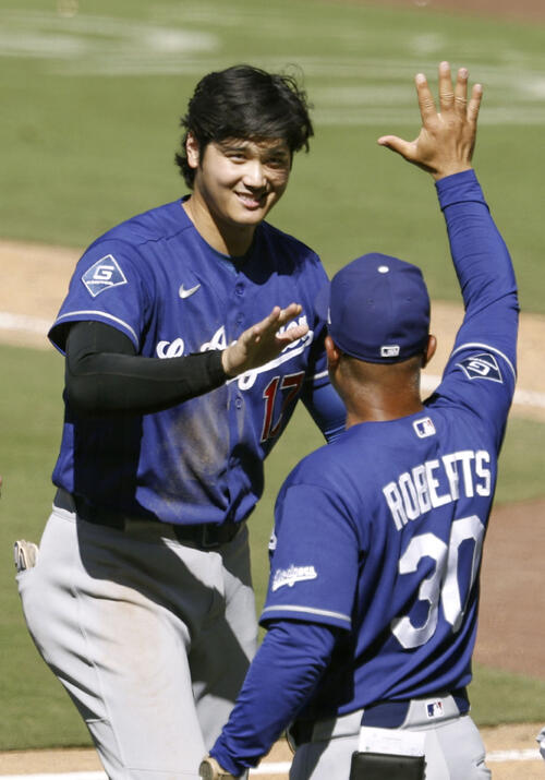 パドレスに勝利し、ロバーツ監督（30）とタッチを交わすドジャース・大谷＝サンディエゴ（共同）