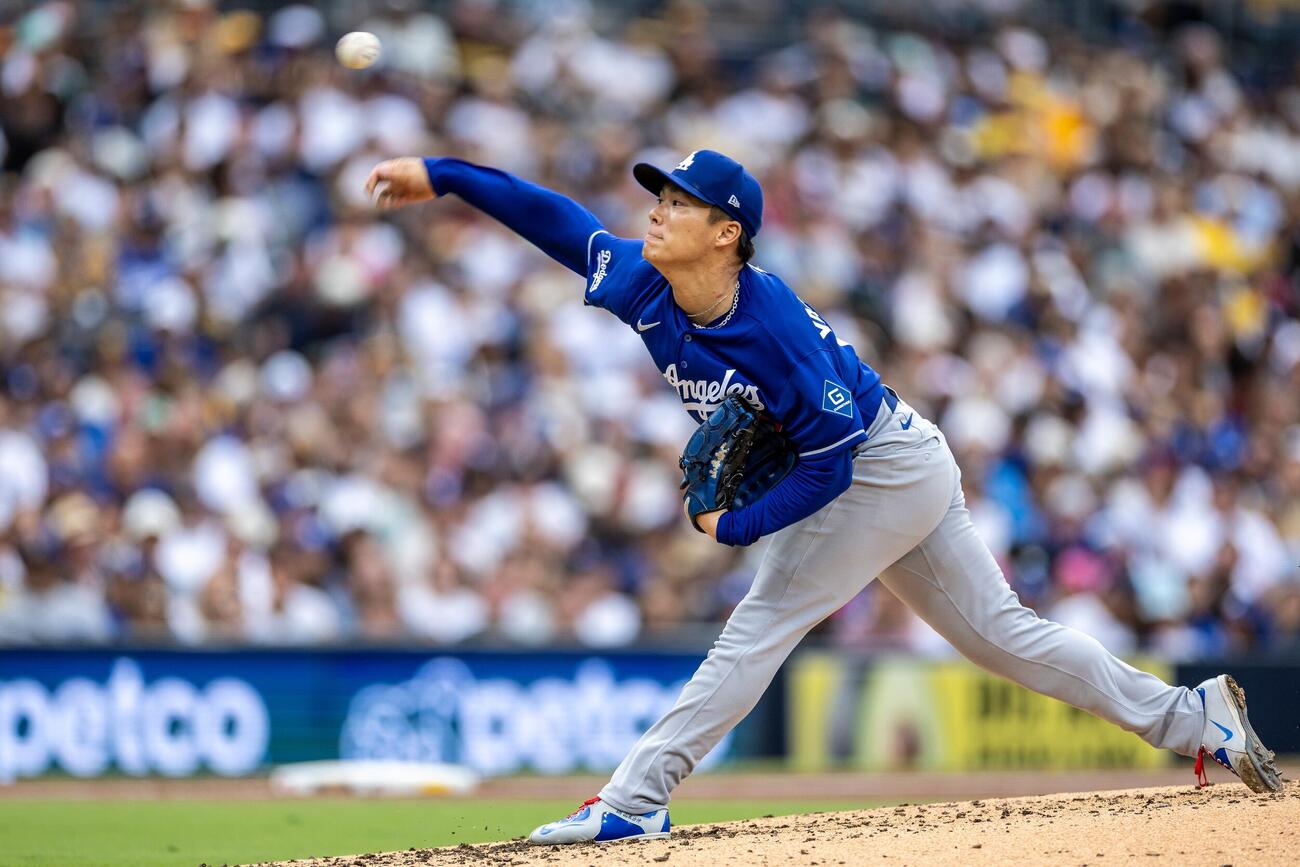 パドレス戦の3回、力投するドジャース山本由伸（AP）