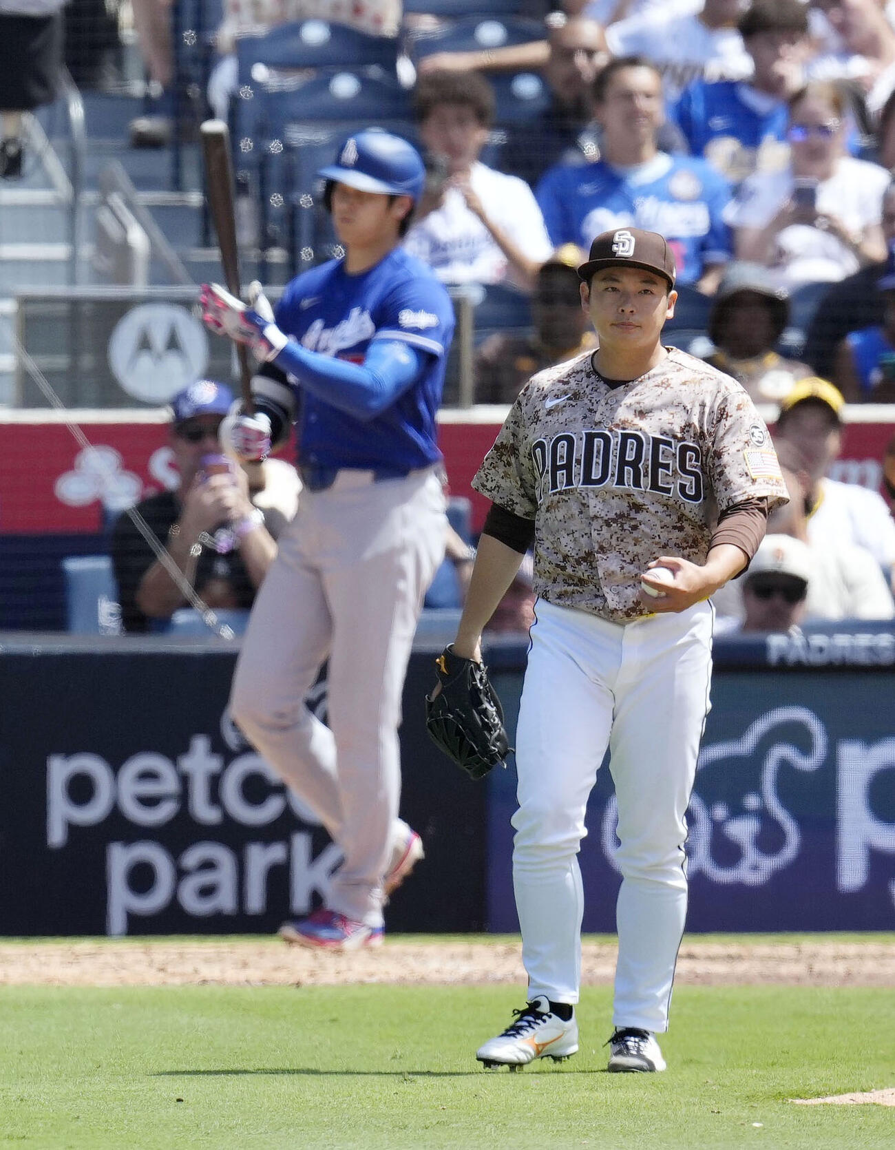 ドジャース戦の6回、大谷（奥）との対戦に臨むパドレス・松井＝サンディエゴ（共同）