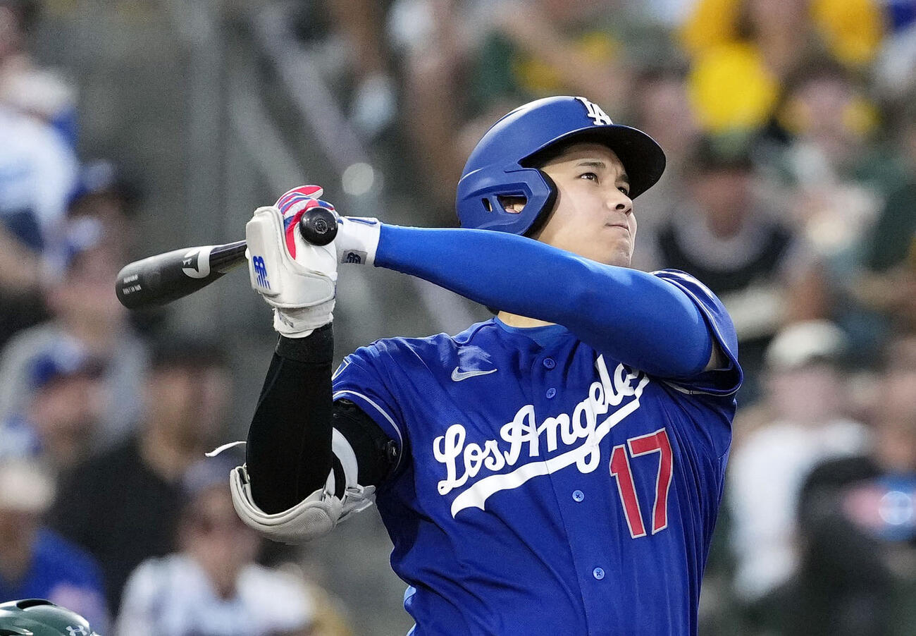 アスレチックス戦の6回、18号3ランを放つドジャース大谷（共同）