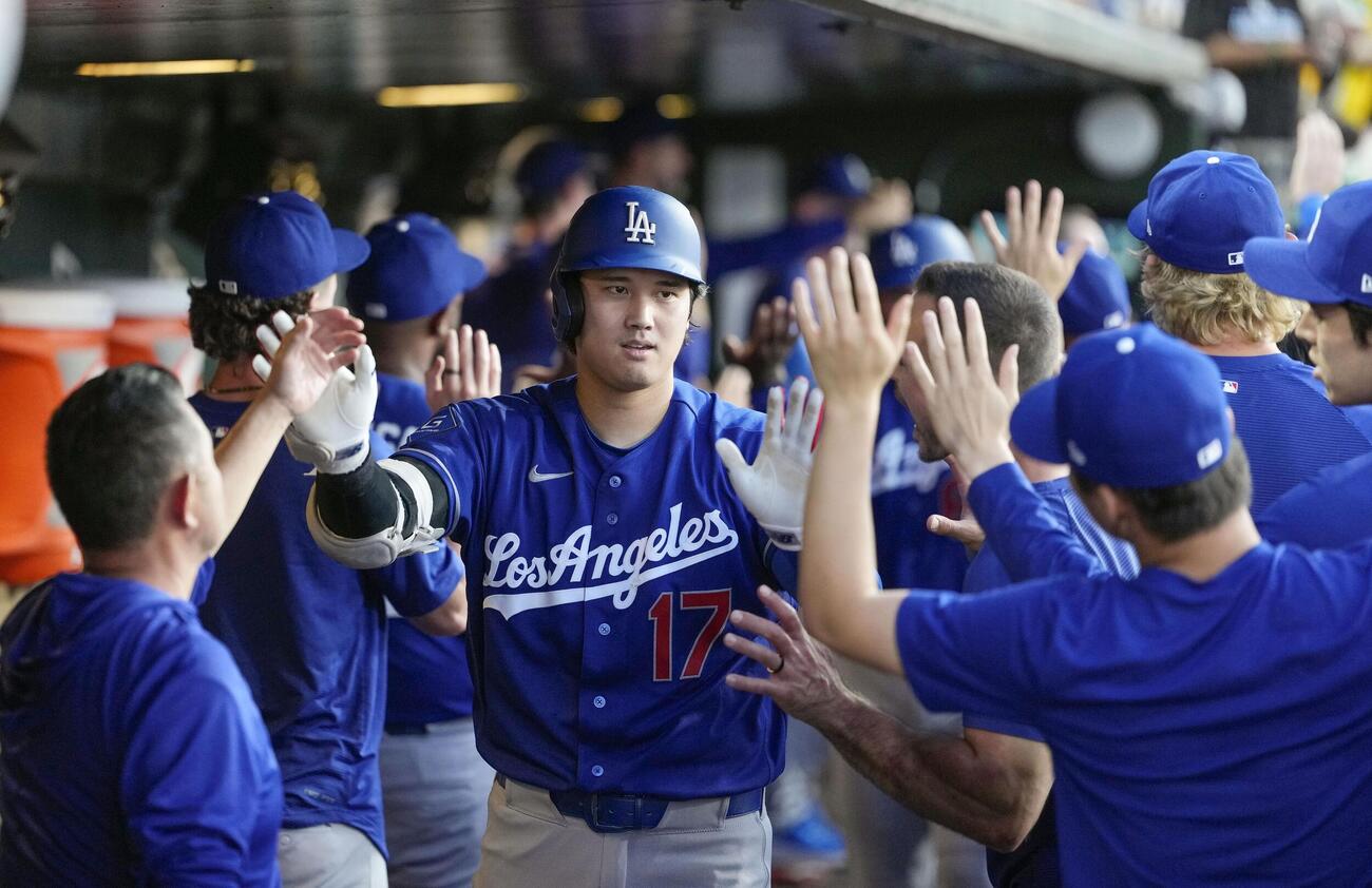 アスレチックス戦の6回、18号3ランを放ち、ベンチで迎えられるドジャース大谷（共同）