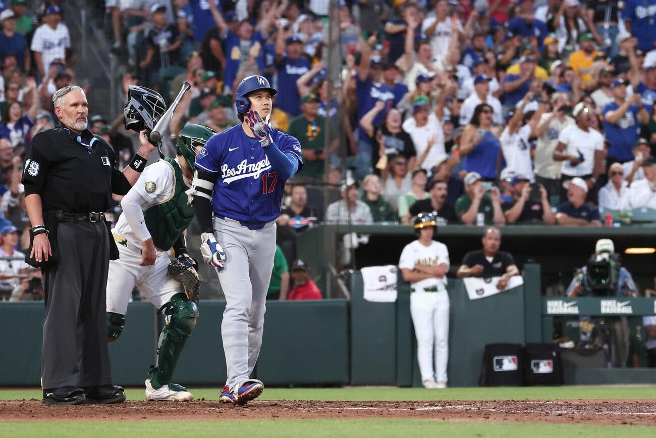 アスレチックス戦の6回、18号3ランを放ち、打球の行方を見るドジャース大谷翔平（AP）
