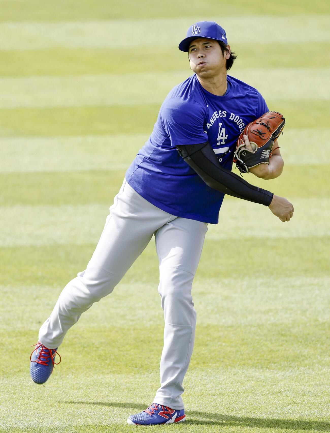 試合前に調整するドジャース大谷（共同）