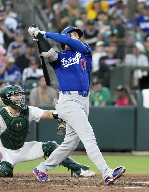 アスレチックス戦の6回、18号3ランを放つドジャース大谷(共同)