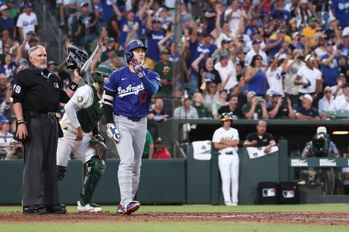 アスレチックス戦の6回、18号3ランを放ち、打球の行方を見るドジャース大谷翔平(AP)