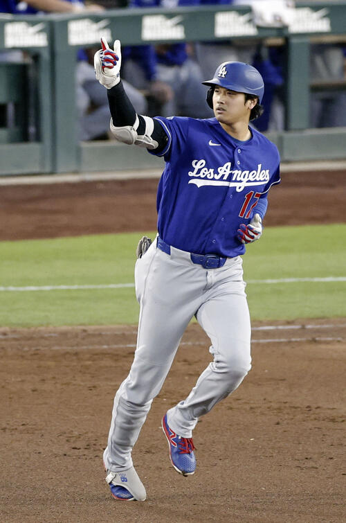 アスレチックス戦の6回、18号3ランを放ち塁を回るドジャース大谷(共同)