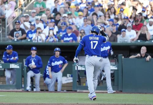アスレチックス戦の2回、見逃し三振に倒れたドジャース大谷(17)(共同)