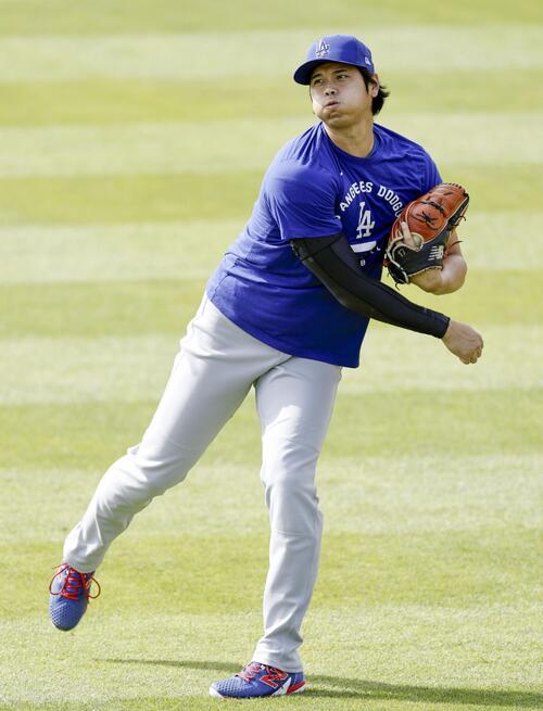試合前に調整するドジャース大谷(共同)