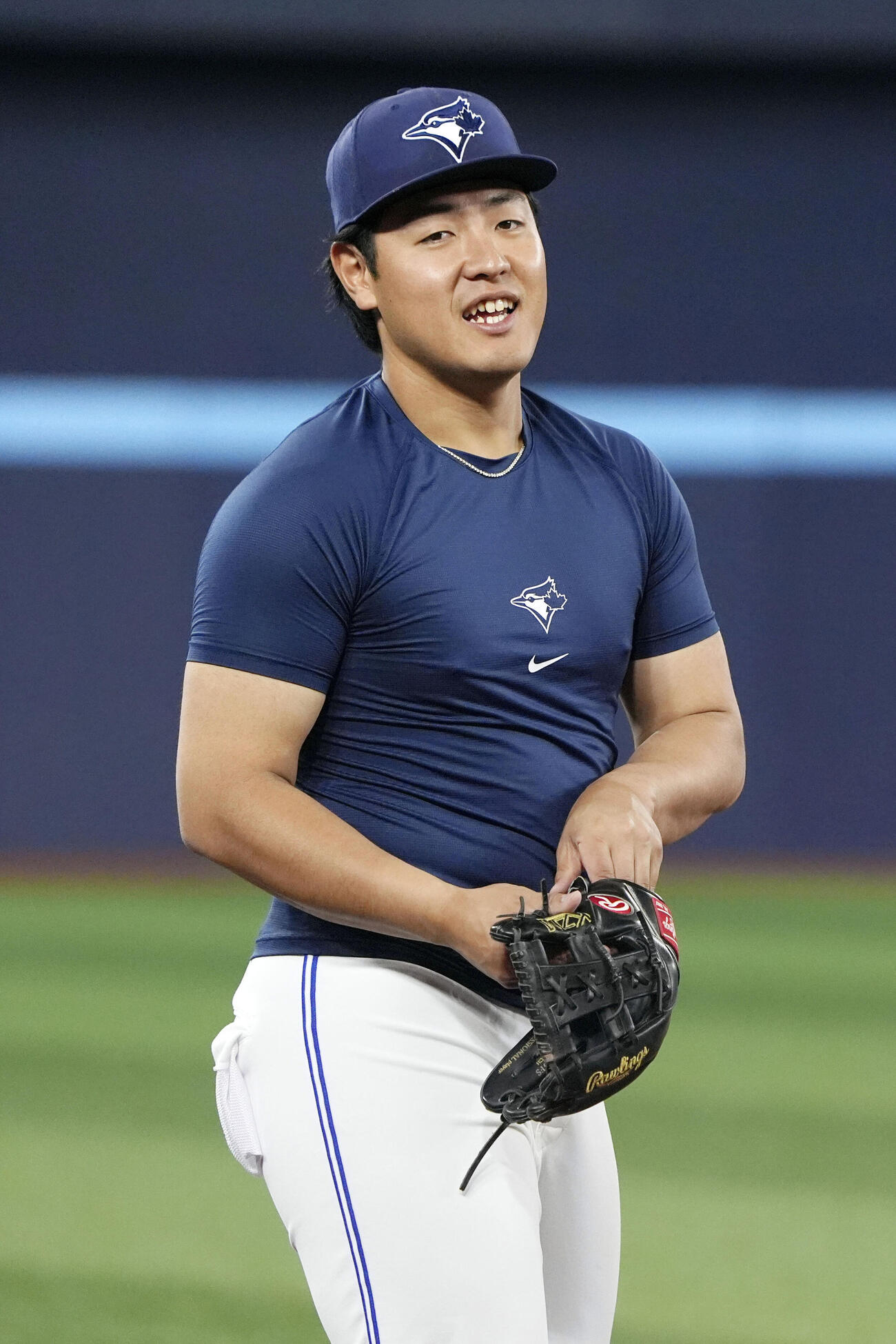 試合前の練習で笑顔を見せるブルージェイズ岡本（共同）