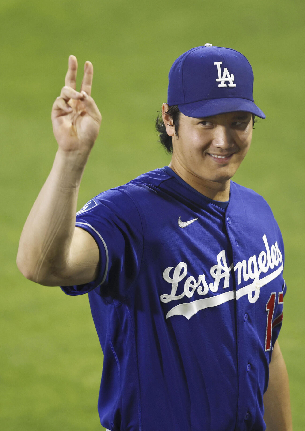 試合後、ファンの歓声に応えるドジャース・大谷（共同）
