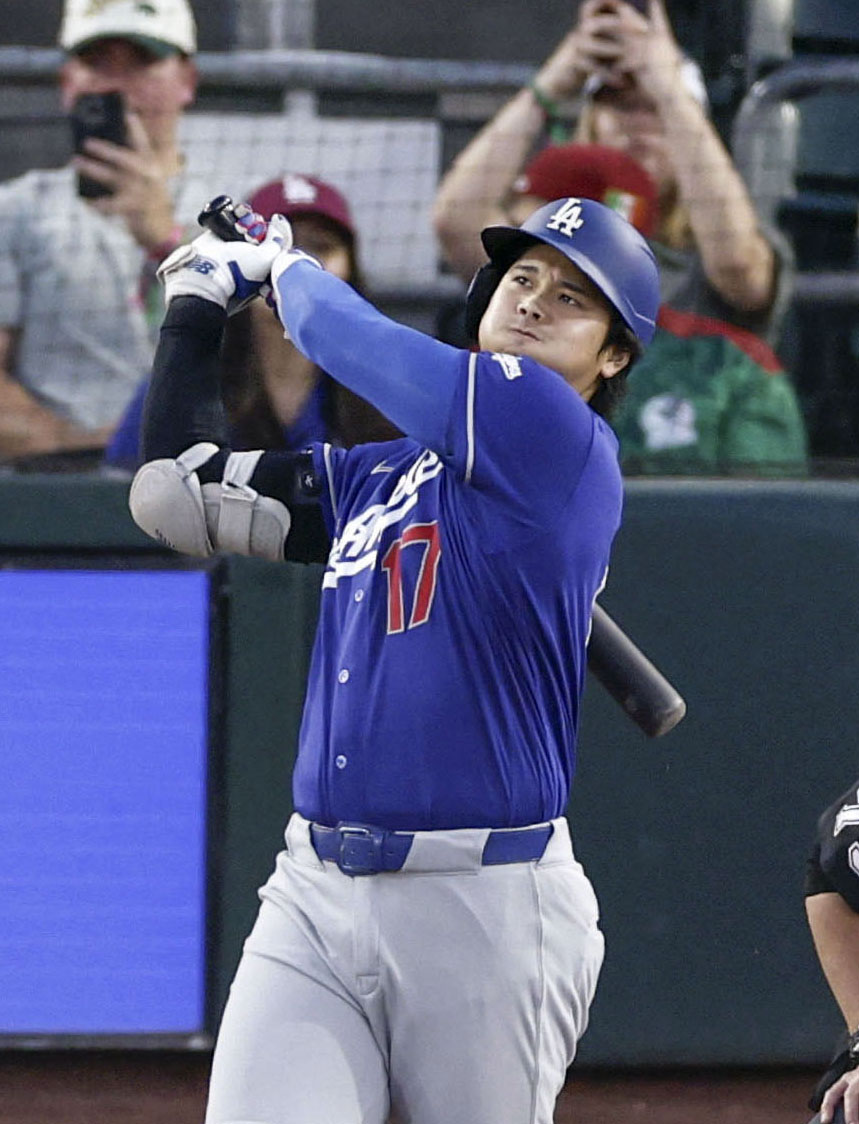 アスレチックス戦の6回、18号3ランを放つドジャース・大谷（共同）