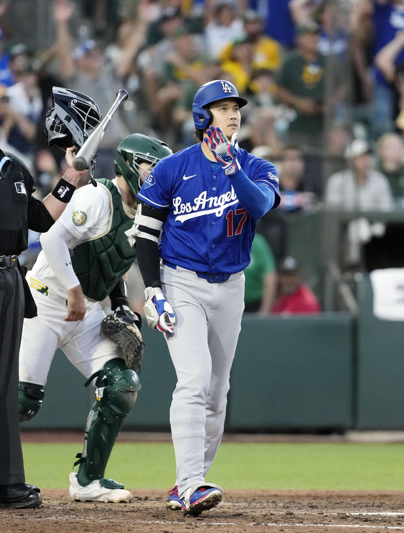 アスレチックス戦の6回、18号3ランを放つドジャース・大谷（共同）
