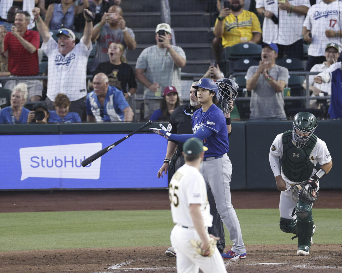 アスレチックス戦の6回、18号3ランを放つドジャース・大谷（共同）