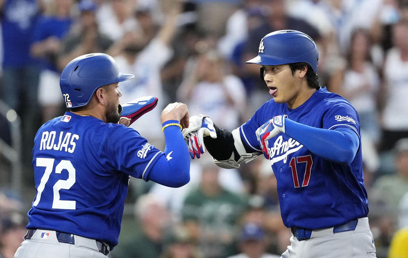 アスレチックス戦の6回、18号3ランを放ち、ロハス（左）に迎えられるドジャース・大谷（共同）