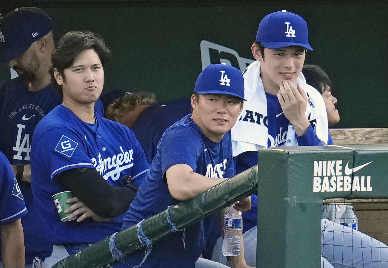 アスレチックス戦の1回、ベンチから試合を見つめる（左から）ドジャース大谷、山本、佐々木（共同）
