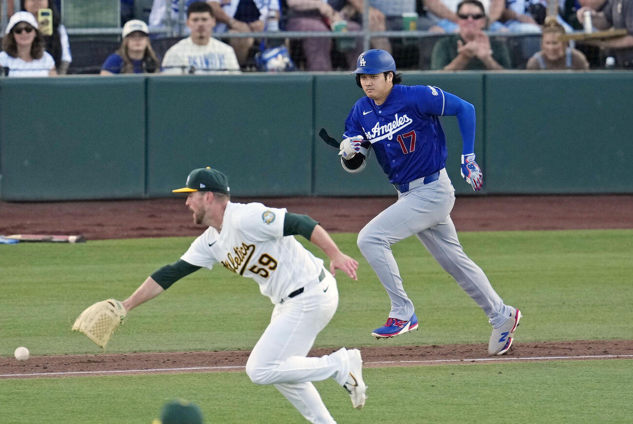アスレチックス戦の4回、二塁へ内野安打を放ち一塁へ向かうドジャース大谷翔平（共同）