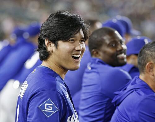 アスレチックス戦の8回、ベンチで笑顔を見せるドジャース大谷翔平(共同)