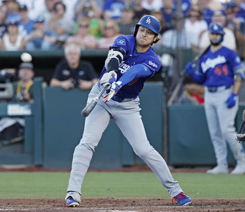 アスレチックス戦の2回、右飛に倒れるドジャース大谷翔平(共同)