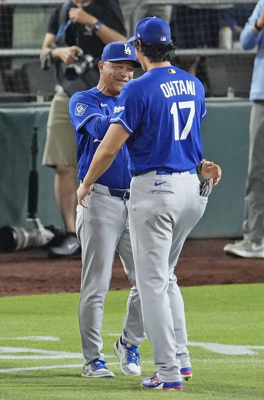 アスレチックスに勝利し、ドジャース大谷翔平（手前）と喜ぶロバーツ監督（共同）