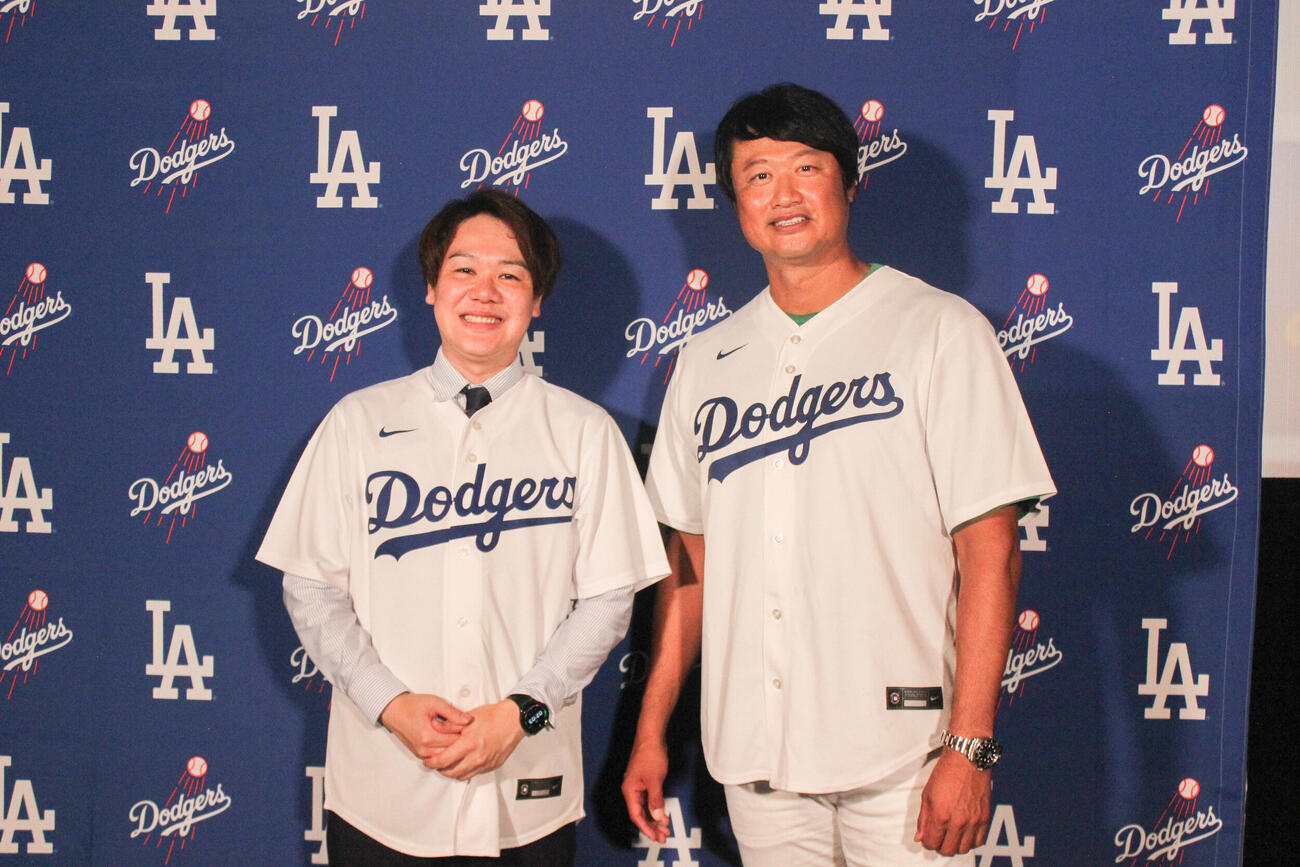 大阪・岸和田でドジャースの「日本公式ファンクラブ会員向け公式ウォッチパーティー」に参加した元メジャーリーガーのマック鈴木さん（右）と野球マルチクリエイターぽけるすさん