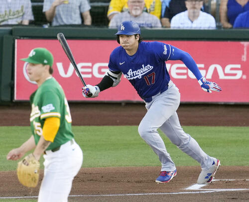 アスレチックス戦の1回、二ゴロに倒れたドジャース・大谷＝サクラメント（共同）