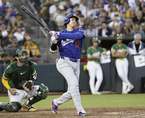 アスレチックス戦の7回、空振り三振に倒れるドジャース・大谷＝サクラメント（共同）