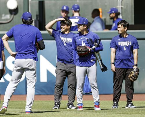 試合前に笑顔を見せるドジャース・山本（右から2人目）。左端は大谷＝サクラメント（共同）