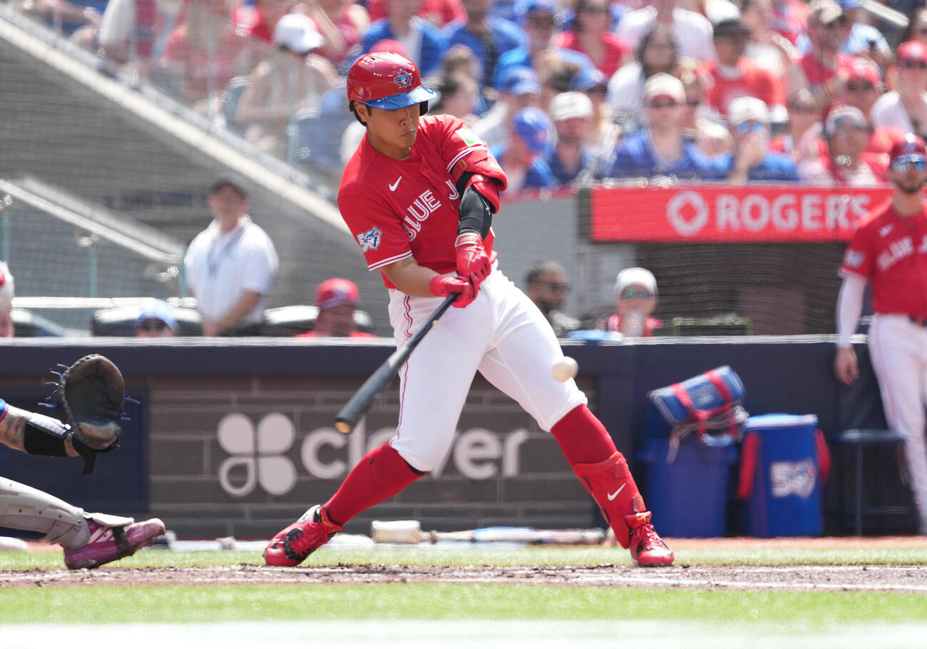 1回、先制適時打を放つブルージェイズ岡本（ロイター）