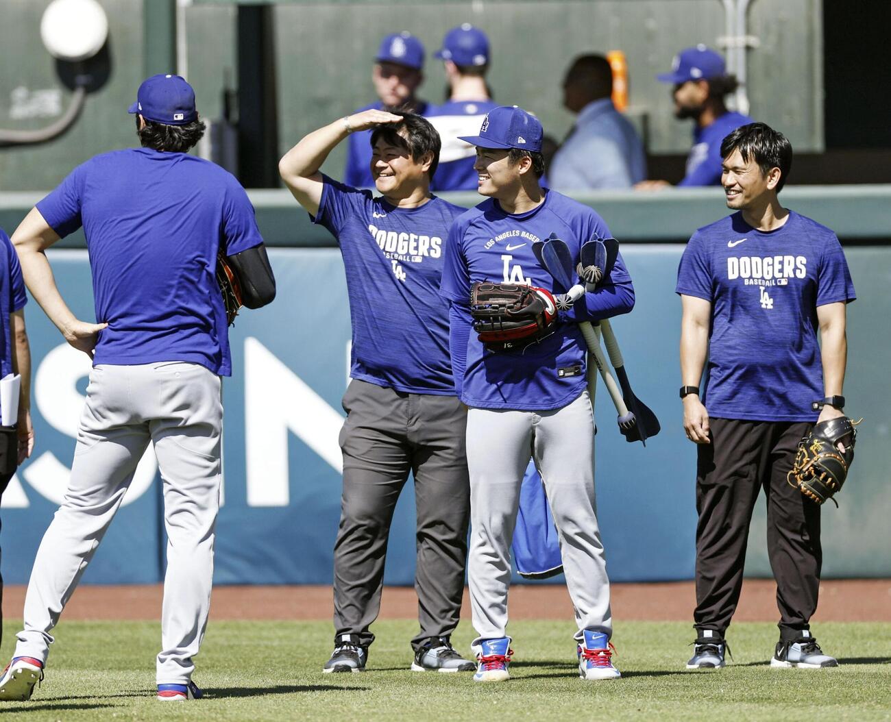 試合前に笑顔を見せるドジャース・山本（右から2人目）。左端は大谷＝サクラメント（共同）