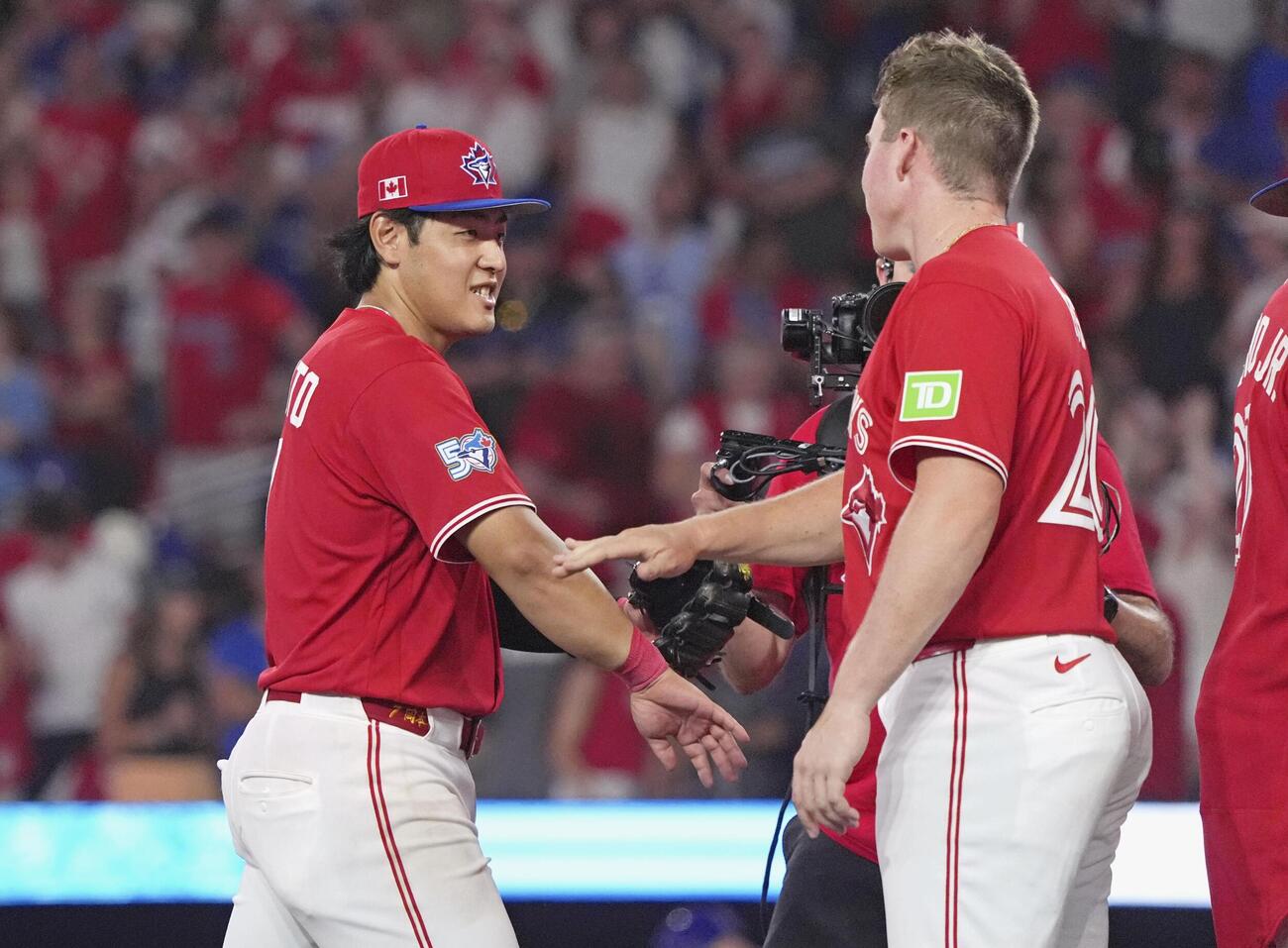 メッツに勝利し、タッチを交わすブルージェイズ・岡本＝トロント（共同）