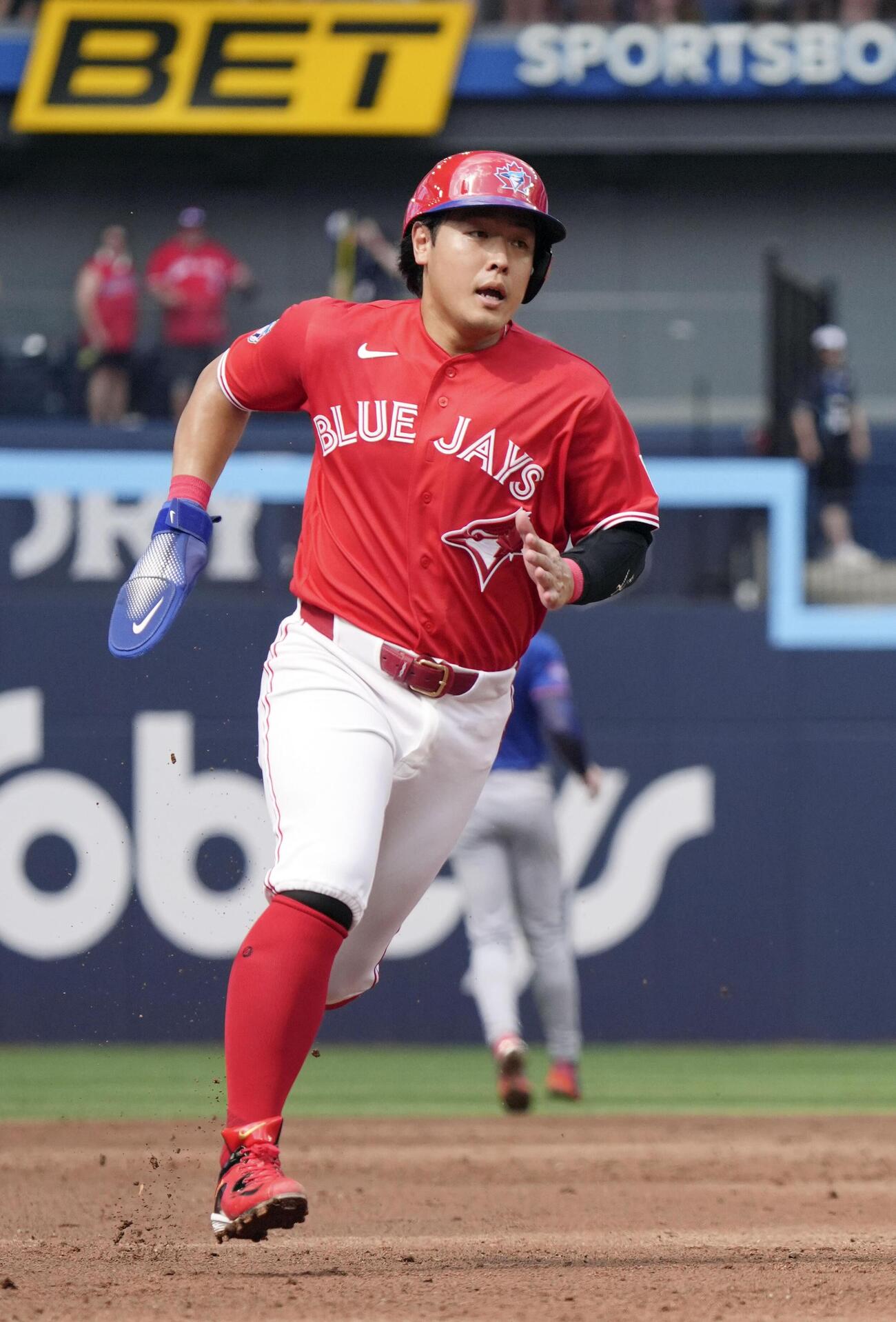メッツ戦の3回、後続の適時二塁打で二塁から生還するブルージェイズ・岡本＝トロント（共同）