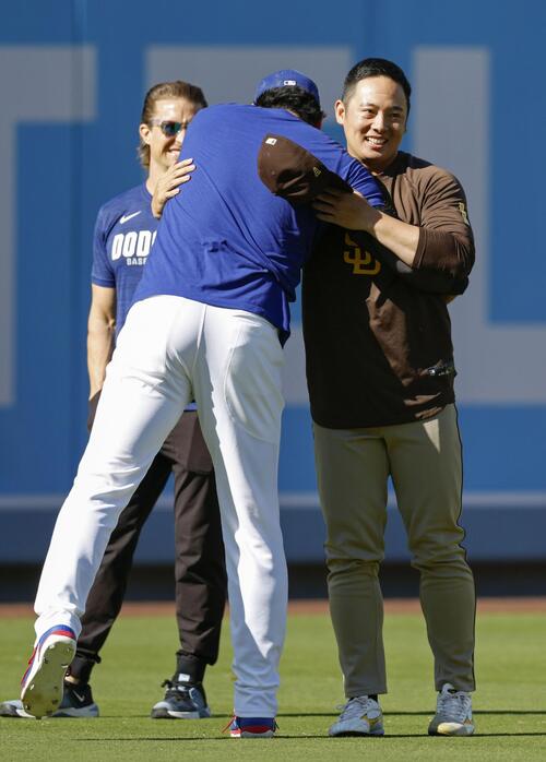 パドレス・松井(右)と抱き合うドジャース・大谷=ロサンゼルス(共同)