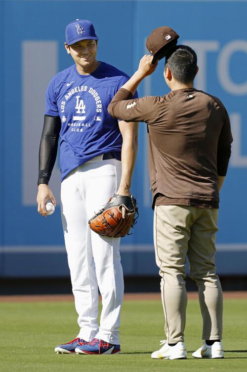 パドレス・松井(右)と話すドジャース・大谷=ロサンゼルス(共同)